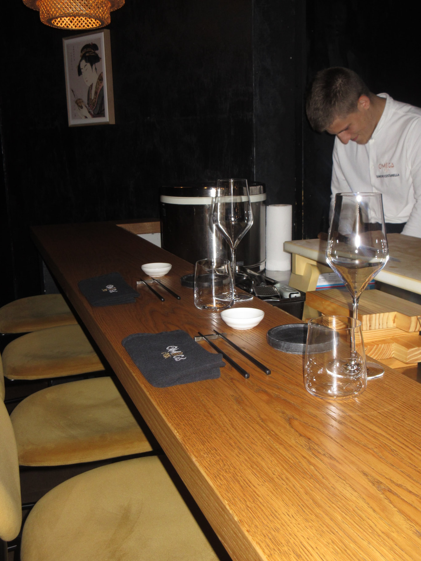 Il bancone omakase di Omega Fish con lo chef al lavoro