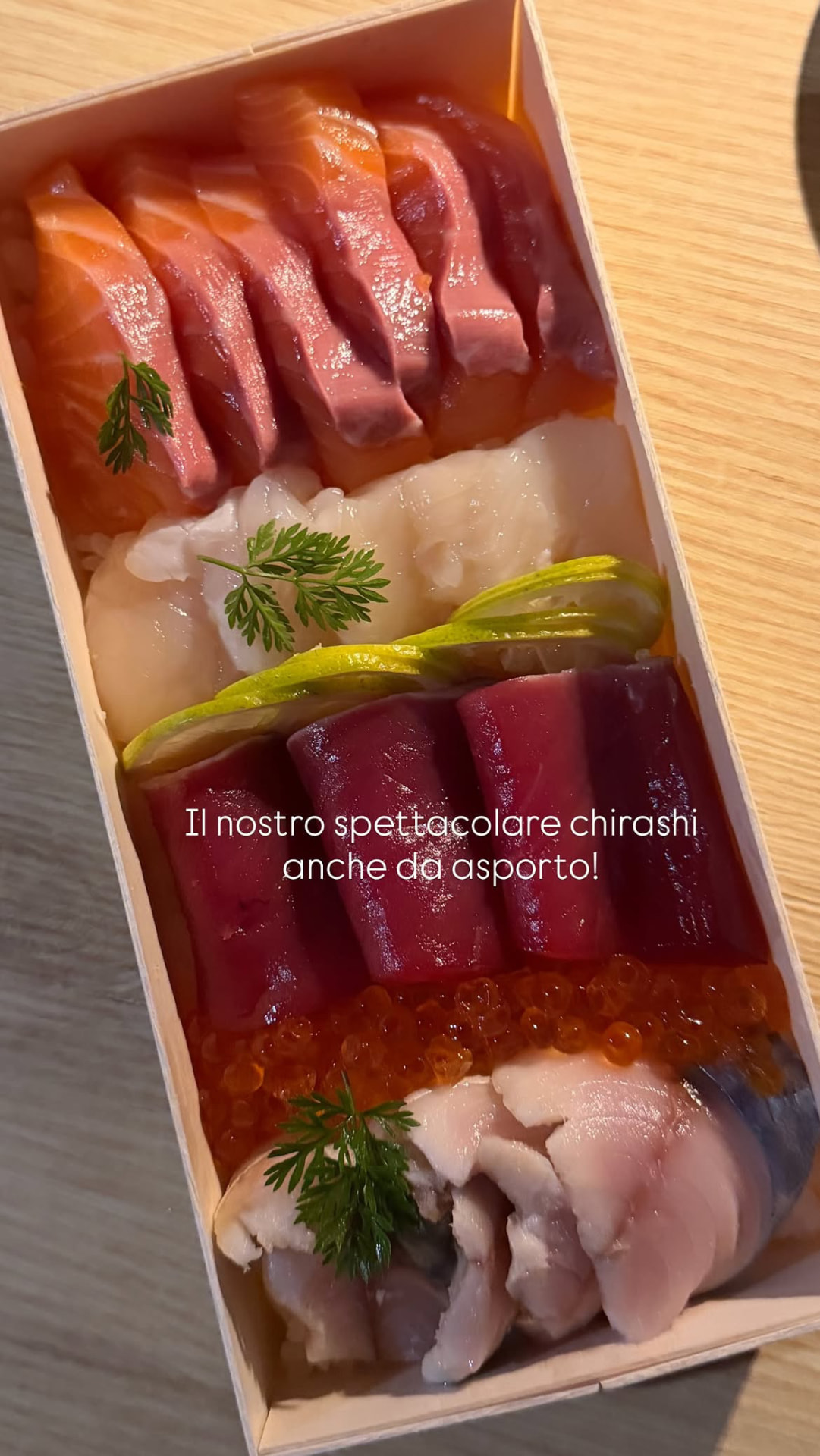 Chirashi Omega Fish da asporto nella confezione di legno